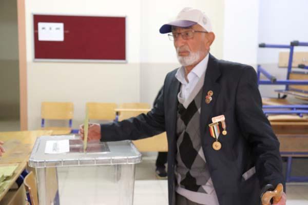 Tüm yurtta ikinci tur heyecanı Sandık başında ilginç anlar Tüm yurtta ikinci tur heyecanı Sandık başında ilginç anlar