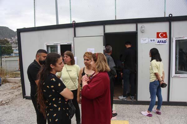 Tüm yurtta ikinci tur heyecanı Sandık başında ilginç anlar Tüm yurtta ikinci tur heyecanı Sandık başında ilginç anlar