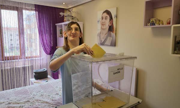 Tüm yurtta ikinci tur heyecanı Sandık başında ilginç anlar Tüm yurtta ikinci tur heyecanı Sandık başında ilginç anlar