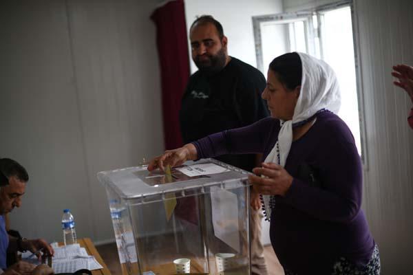 Tüm yurtta ikinci tur heyecanı Sandık başında ilginç anlar Tüm yurtta ikinci tur heyecanı Sandık başında ilginç anlar