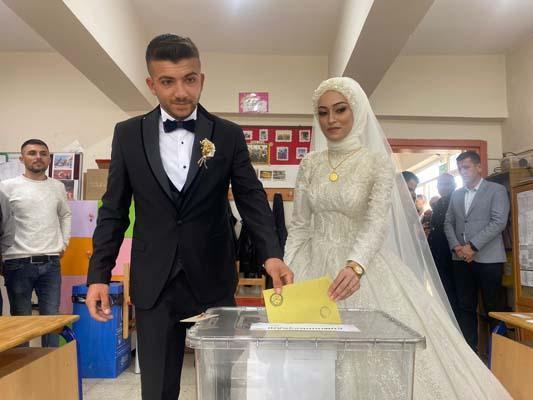 Tüm yurtta ikinci tur heyecanı Sandık başında ilginç anlar Tüm yurtta ikinci tur heyecanı Sandık başında ilginç anlar