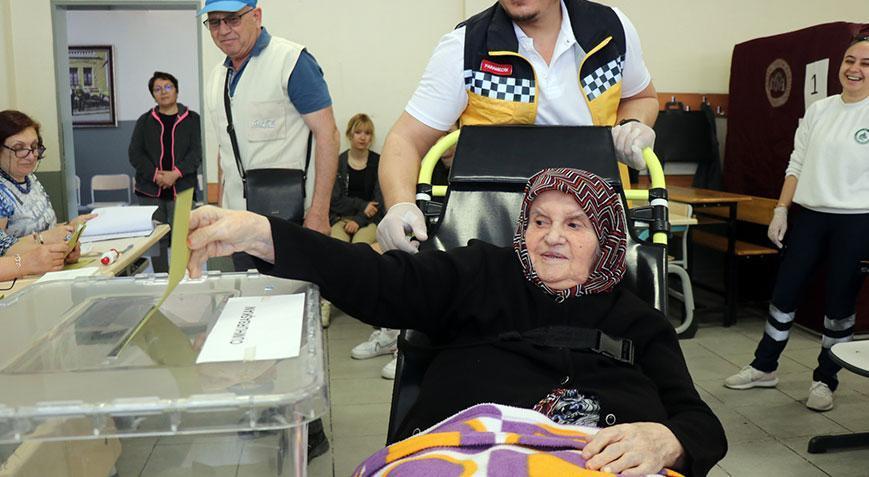 Tüm yurtta ikinci tur heyecanı Sandık başında ilginç anlar Tüm yurtta ikinci tur heyecanı Sandık başında ilginç anlar