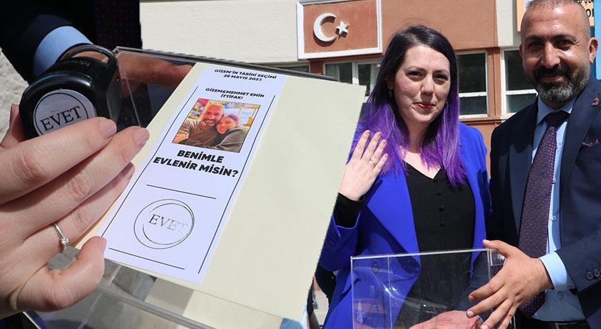 Tüm yurtta ikinci tur heyecanı Sandık başında ilginç anlar Tüm yurtta ikinci tur heyecanı Sandık başında ilginç anlar