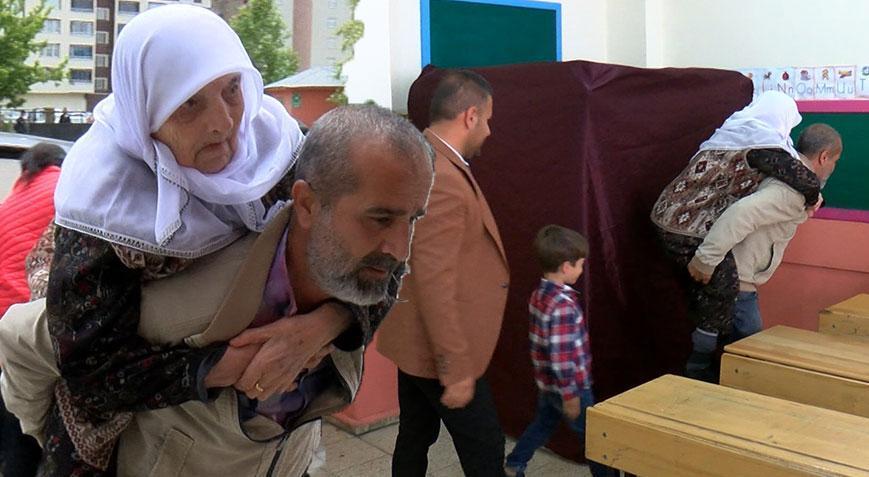 Tüm yurtta ikinci tur heyecanı Sandık başında ilginç anlar Tüm yurtta ikinci tur heyecanı Sandık başında ilginç anlar