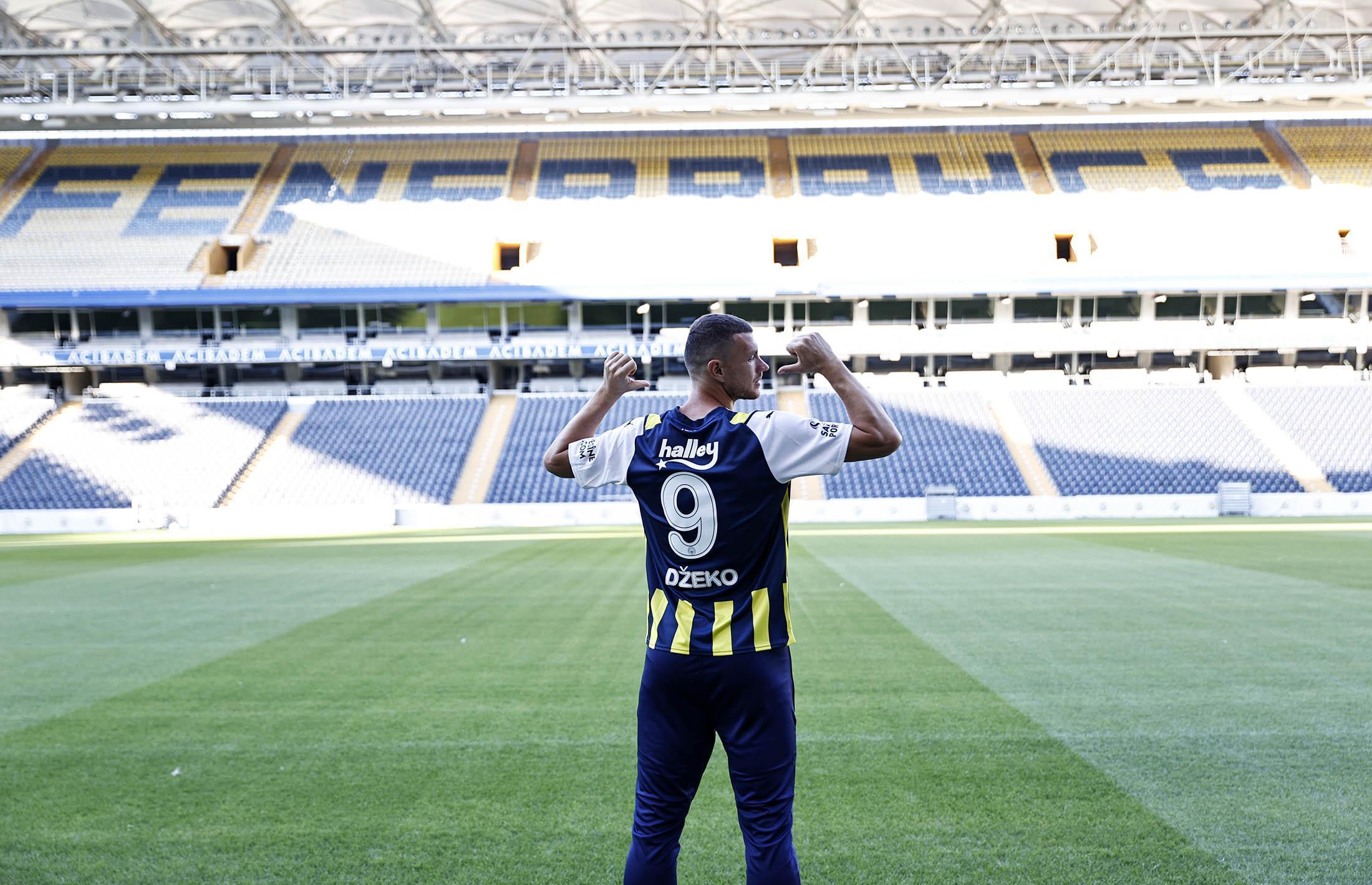 Edin Dzekonun imza töreninden kareler