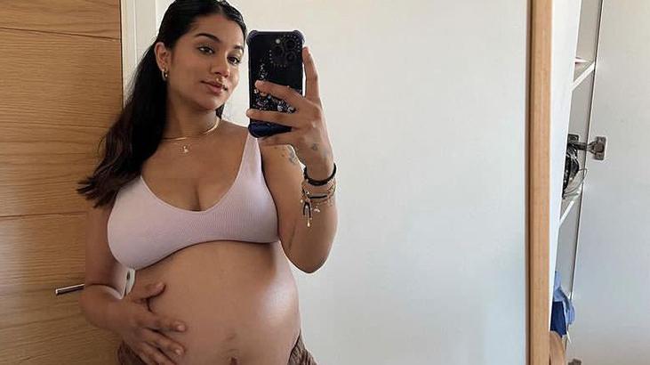 Sadece 1 gecede oldu Dokunduğu her yeri maviye boyadı, sebebi gebelik çıktı