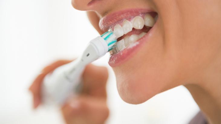 7- DİŞLERİ SERT FIRÇALAMAK