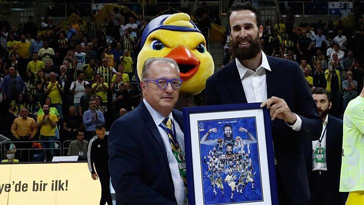 Gigi Datomenin veda töreninden kareler
