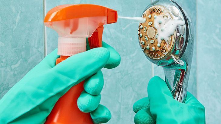 Kireçli duş başlıklarına elveda dedirten yöntem Tüm kalıntıları temizliyor