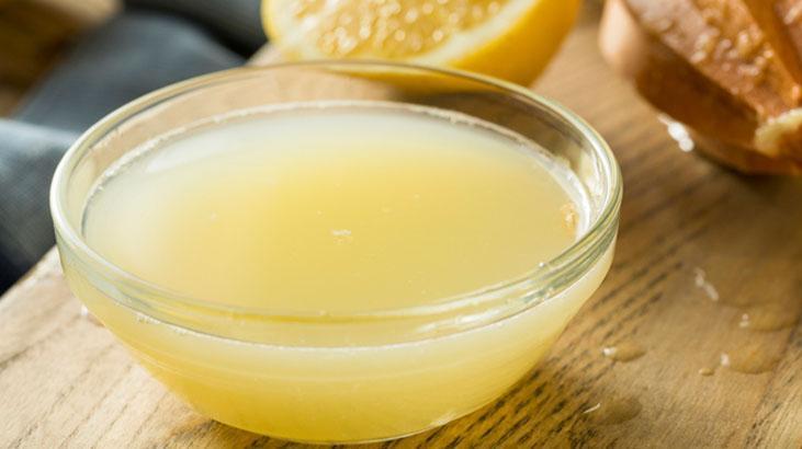 Suyunu sıkıp dudak üstündeki kararmaya sürün Ölü derileri sökerek bembeyaz yapıyor