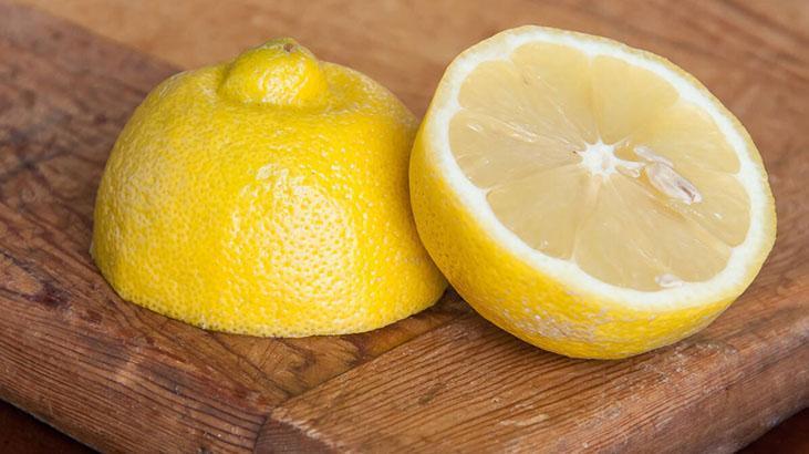 Suyunu sıkıp dudak üstündeki kararmaya sürün Ölü derileri sökerek bembeyaz yapıyor