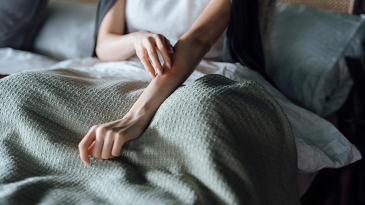 KAŞINTILI VE DONUK CİLDİ AZALTIR KAŞINTILI VE DONUK CİLDİ AZALTIR