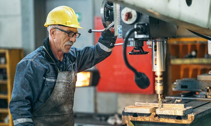 GEÇİCİ İŞÇİLERE KADRO YASALAŞTI