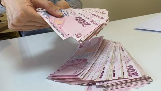 4 İŞÇİ GEÇİM ŞARTLARINI ANLATTI