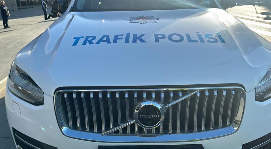 İstanbul Emniyet Müdürlüğünün organize suç örgütlerine yönelik gerçekleştirdiği operasyonlar sonucu ele geçirilen 23 lüks otomobil, emniyetin hizmetine verildi.