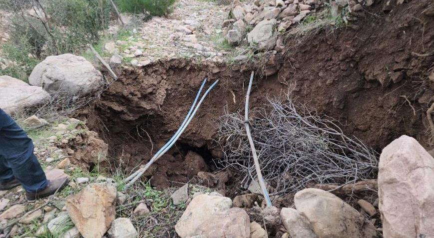 Deprem bölgesinde tedirgin eden görüntü Obrukların içerisinden çıkıyor Deprem bölgesinde tedirgin eden görüntü Obrukların içerisinden çıkıyor