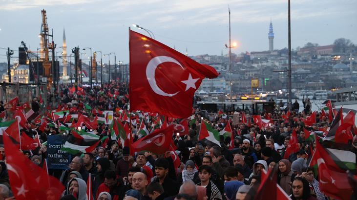 Yılın ilk gününde dünyaya mesaj Şehitler ve Gazze için İstanbulda büyük yürüyüş
