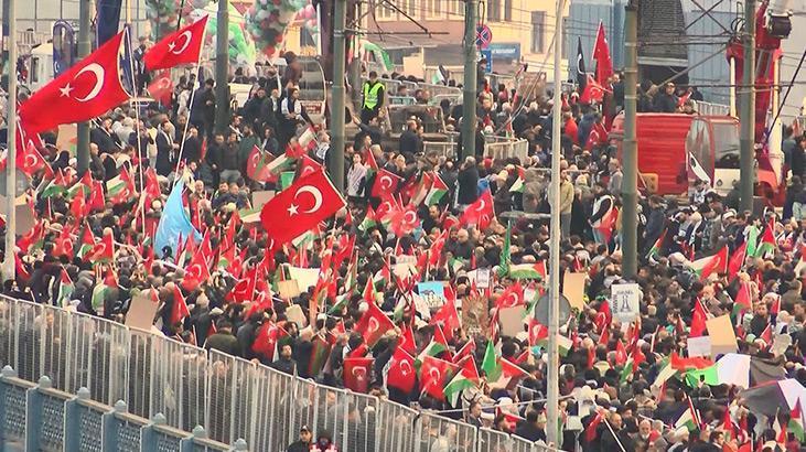 Yılın ilk gününde dünyaya mesaj Şehitler ve Gazze için İstanbulda büyük yürüyüş