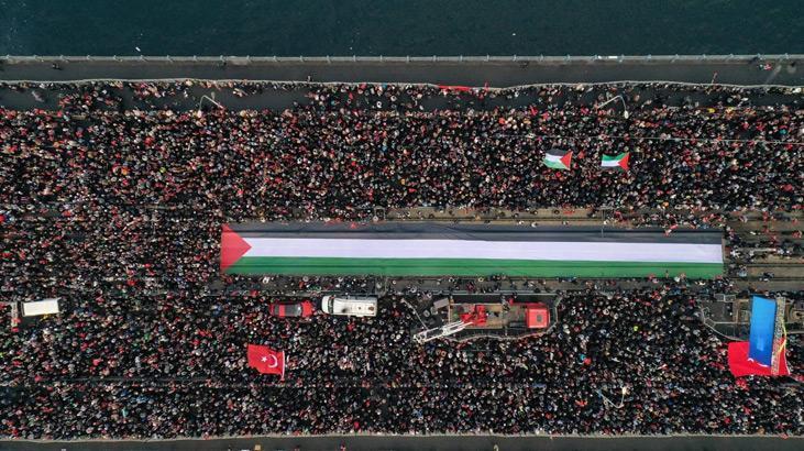 Yılın ilk gününde dünyaya mesaj Şehitler ve Gazze için İstanbulda büyük yürüyüş