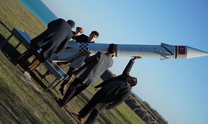 BANDIRMA FÜZE KULÜBÜ KONUSU NEDİR