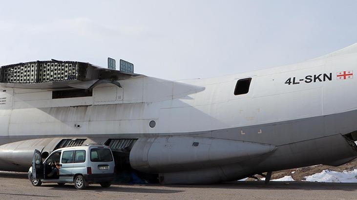 Gürcistan uçağı 12 yıl sonra Erzurumdaki aprondan çıkarıldı Gürcistan uçağı 12 yıl sonra Erzurumdaki aprondan çıkarıldı