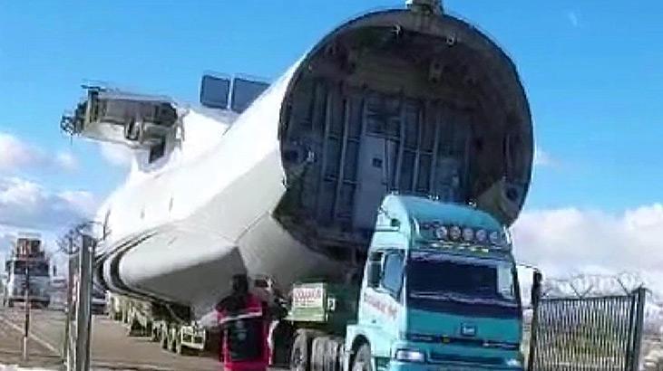 Gürcistan uçağı 12 yıl sonra Erzurumdaki aprondan çıkarıldı Gürcistan uçağı 12 yıl sonra Erzurumdaki aprondan çıkarıldı