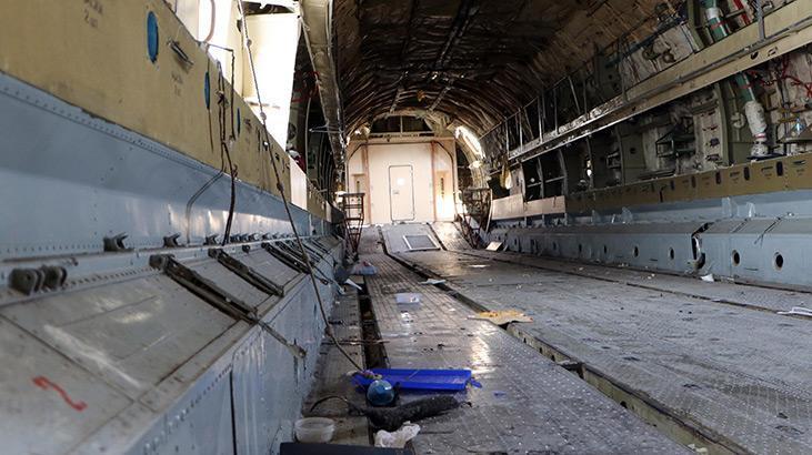 Gürcistan uçağı 12 yıl sonra Erzurumdaki aprondan çıkarıldı Gürcistan uçağı 12 yıl sonra Erzurumdaki aprondan çıkarıldı