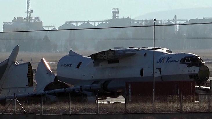 Gürcistan uçağı 12 yıl sonra Erzurumdaki aprondan çıkarıldı Gürcistan uçağı 12 yıl sonra Erzurumdaki aprondan çıkarıldı