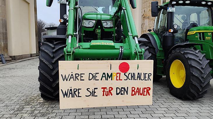 Almanya’da çiftçiler hükümete istifa çağrısı yaptı