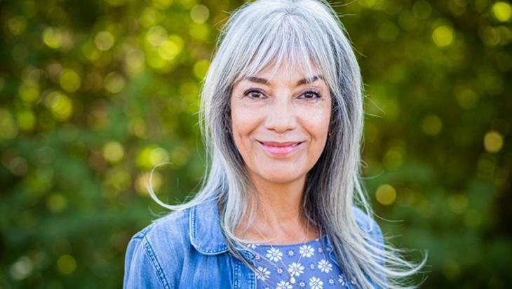 Beyazlayan saçı eski rengine döndürüyor İşin sırrı bu besinlerde saklı