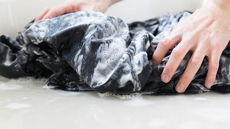 Bulaşık süngeriyle tüylenen montlara son Kuru temizlemeciler bile bu yöntemi kullanıyor