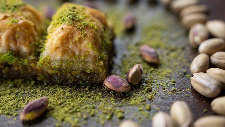 BAKLAVAYLA AYRAN İÇERSEK NE OLUR