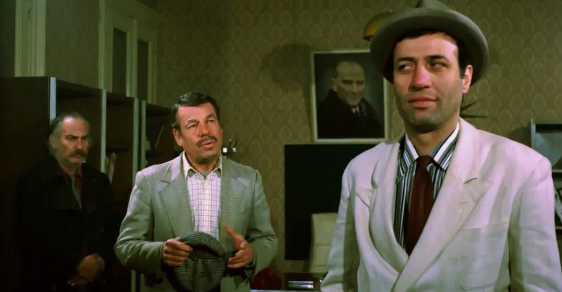 ÜÇ KAĞITÇI FİLMİ KONUSU