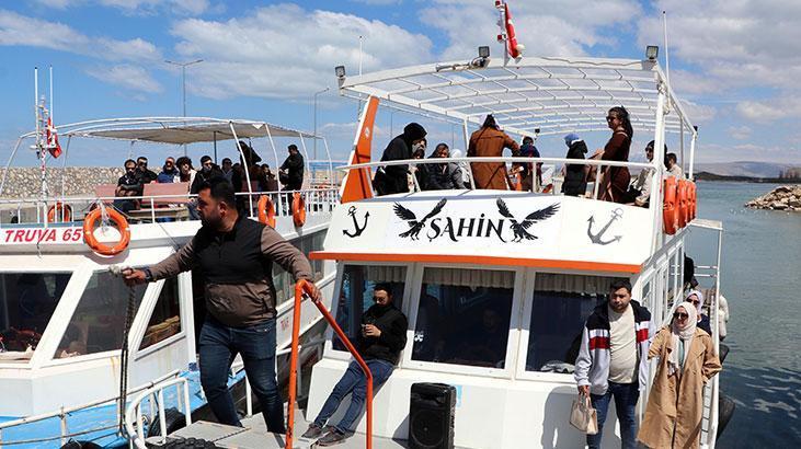 Akdamar Adasında bayram tatili yoğunluğu Akdamar Adasında bayram tatili yoğunluğu