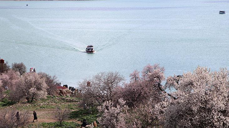 Akdamar Adasında bayram tatili yoğunluğu Akdamar Adasında bayram tatili yoğunluğu