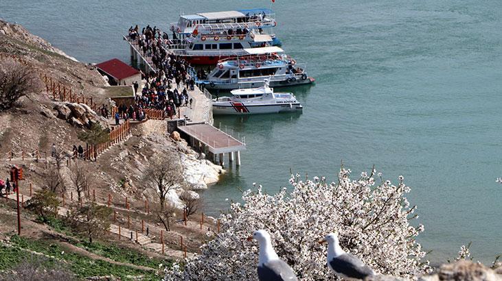 Akdamar Adasında bayram tatili yoğunluğu Akdamar Adasında bayram tatili yoğunluğu