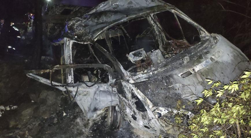 Korkunç kaza Uçurumdan düşen minibüs alev aldı: 4 kişi öldü