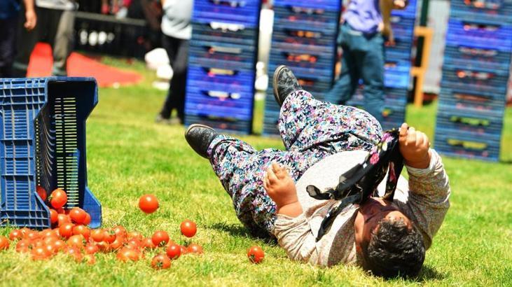 Domates kasası yarışması renkli görüntülere neden oldu Kadınlar erkeklere taş çıkarttı