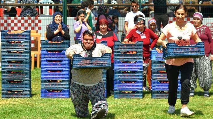 Domates kasası yarışması renkli görüntülere neden oldu Kadınlar erkeklere taş çıkarttı