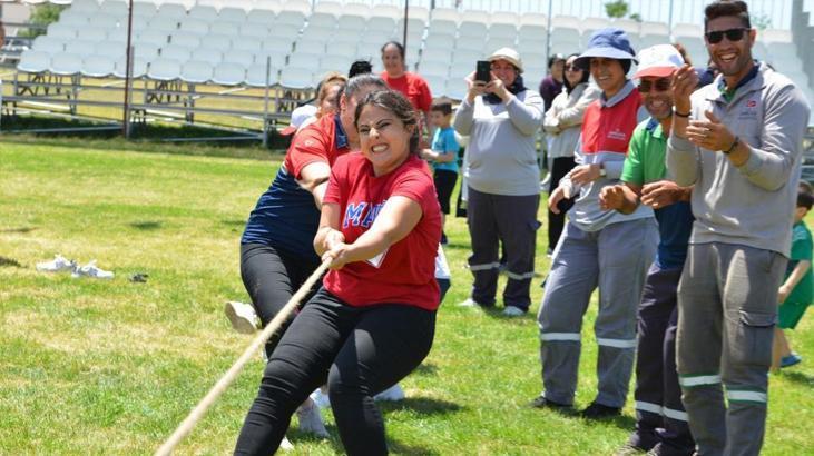 Domates kasası yarışması renkli görüntülere neden oldu Kadınlar erkeklere taş çıkarttı