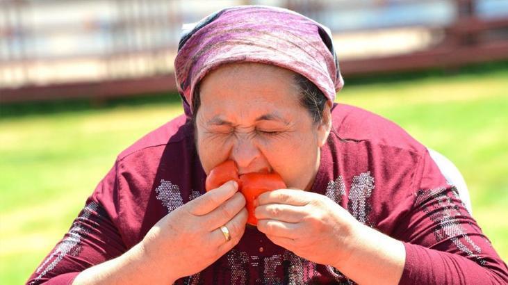 Domates kasası yarışması renkli görüntülere neden oldu Kadınlar erkeklere taş çıkarttı