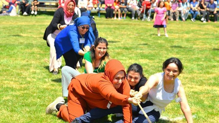 Domates kasası yarışması renkli görüntülere neden oldu Kadınlar erkeklere taş çıkarttı