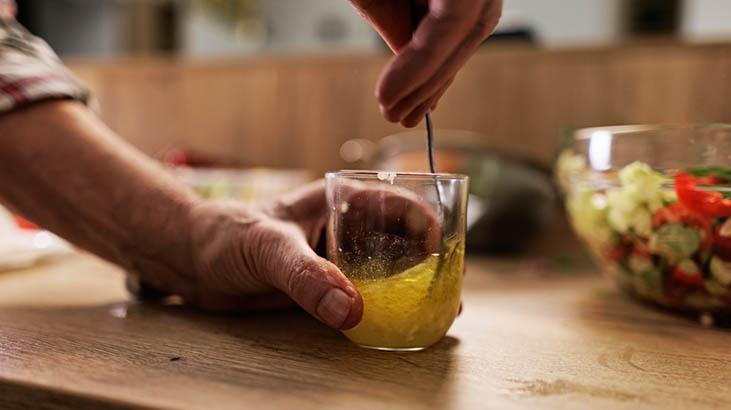 1 kaşık zeytinyağına 1 tutam ekleyin, farkı görün Ne iltihap ne hazımsızlık bırakıyor 1 kaşık zeytinyağına 1 tutam ekleyin, farkı görün Ne iltihap ne hazımsızlık bırakıyor