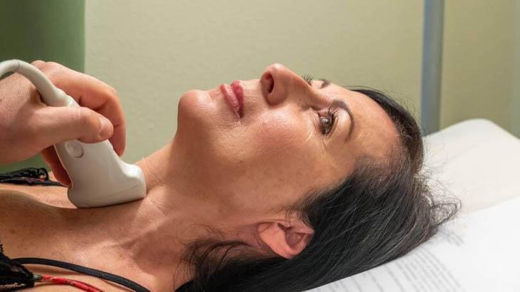 Boğazda ortaya çıkıyor, kadınlar ve gençleri seviyor Nodül varsa böyle kontrol ettirin Boğazda ortaya çıkıyor, kadınlar ve gençleri seviyor Nodül varsa böyle kontrol ettirin