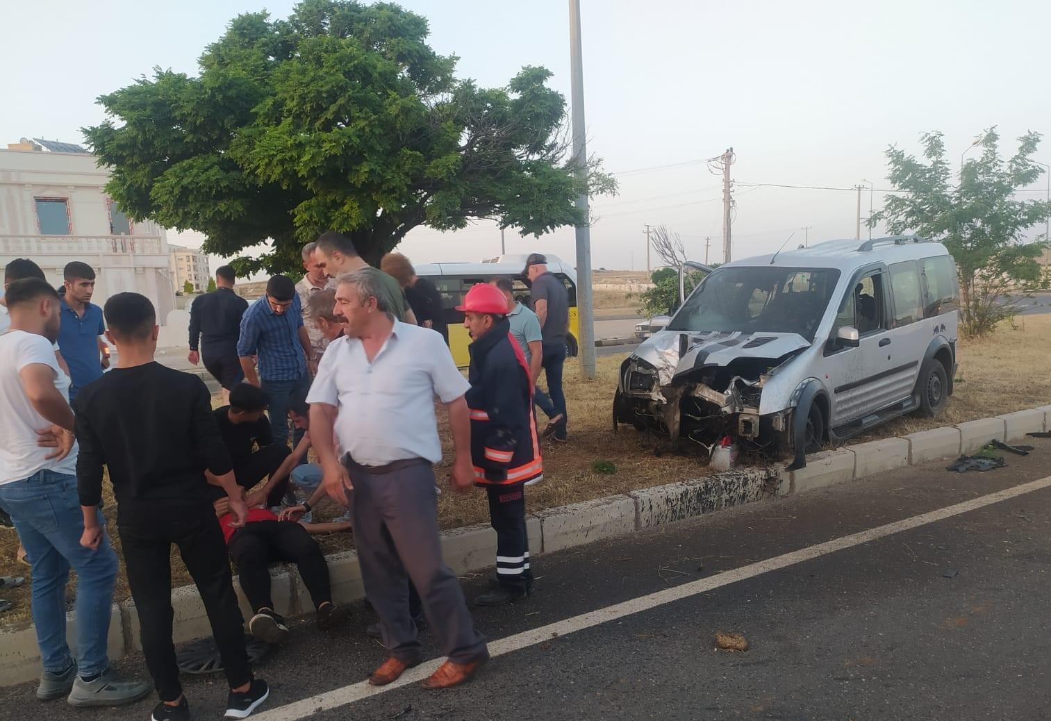 Mardin'de refüje çarpan hafif ticari araçtaki 2 kişi yaralandı