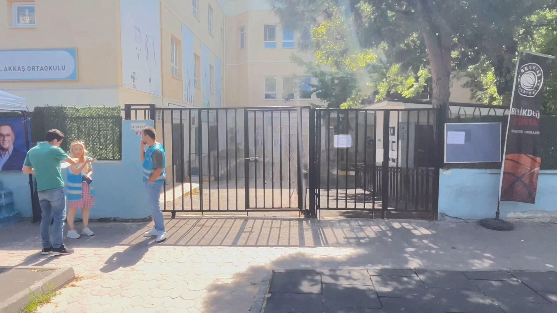 YKSden manzaralar: 1 saat okulun önünde bekledi, sınava geç kaldı