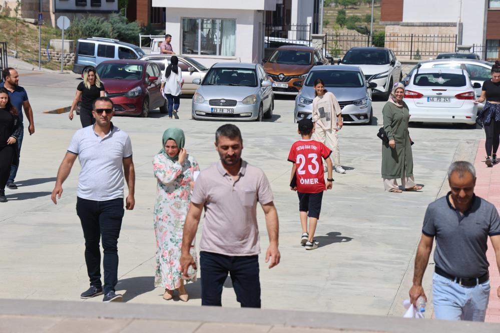 YKSden manzaralar: 1 saat okulun önünde bekledi, sınava geç kaldı