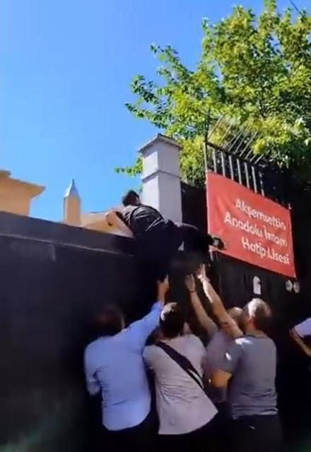 GEÇ KALINCA, KAPIDAN TIRMANDI