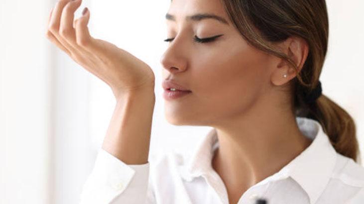 Parfüm sıktıktan sonra bu yöntemi uygulayın Tazeleme derdi yok, kalıcılığı garanti