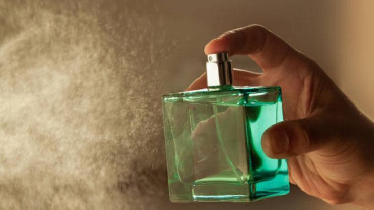 Parfüm sıktıktan sonra bu yöntemi uygulayın Tazeleme derdi yok, kalıcılığı garanti